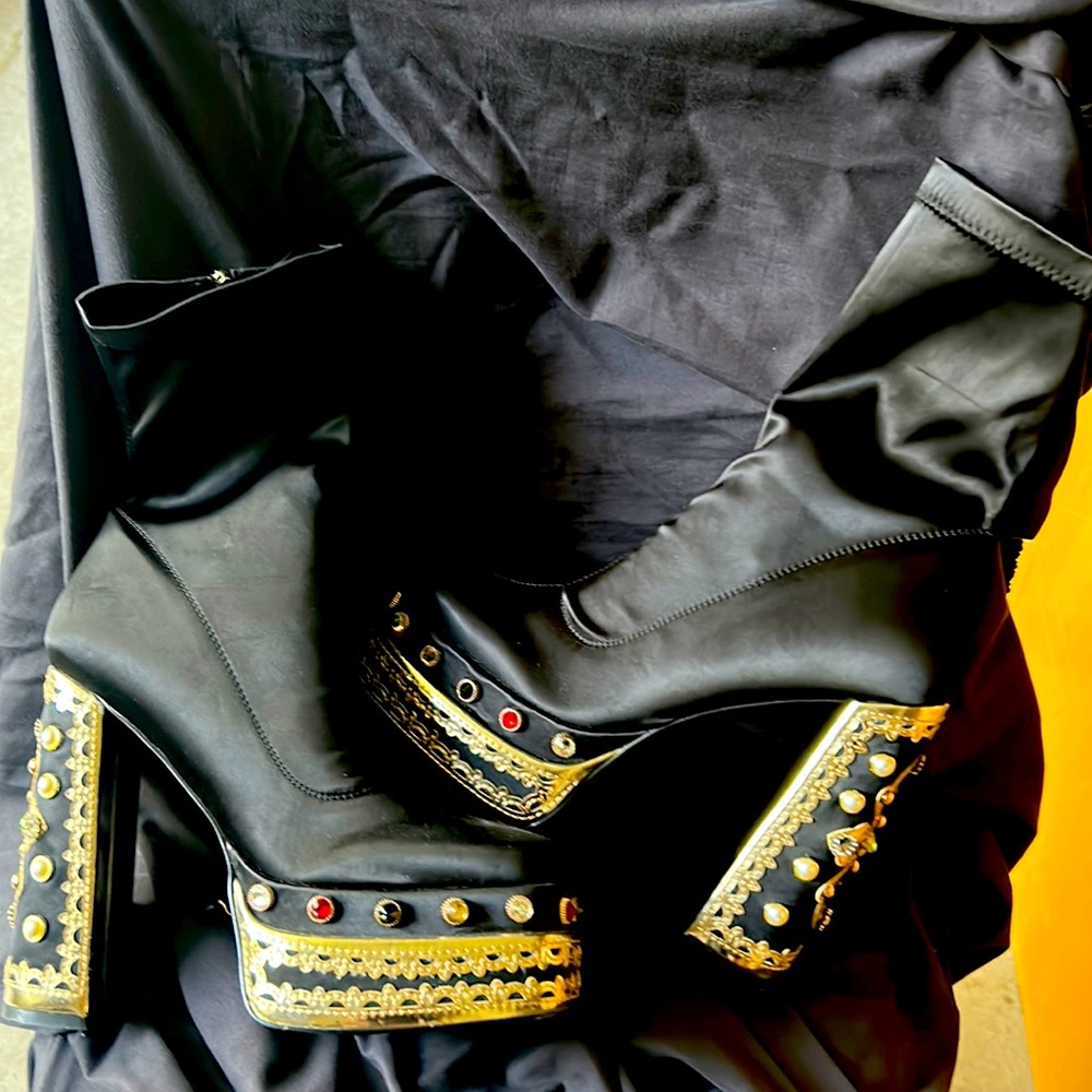 AKIRA black ankle boot size 9